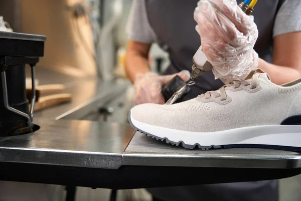 Penutup Profesional Sepatu Pembersihan Dengan Pelarut Dan Spot Cleaning Spray — Stok Foto