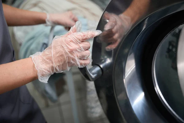Kuru Temizlemeci Kadın Elbise Yükledikten Sonra Davul Makinesini Kapatıyor — Stok fotoğraf