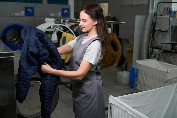 Опытная Женщина Работница Химчистки Осматривающая Куртку После Стирки Промышленной Машине — стоковое фото