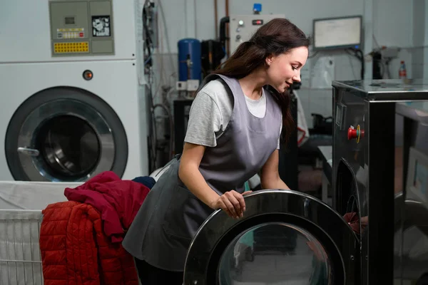 Servicio Limpieza Seco Mujer Cargando Lavadora Industrial Con Chaquetas Rojas —  Fotos de Stock