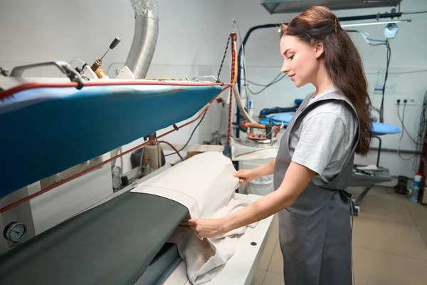 Dry Cleaning Service Operator Putting Coat Pressing Machine Finished Stages — Stock Photo, Image