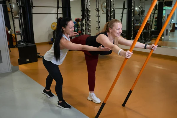 Fitness Trainer Ayuda Mujer Rubia Realizar Ejercicios Equilibrio Con Palos — Foto de Stock