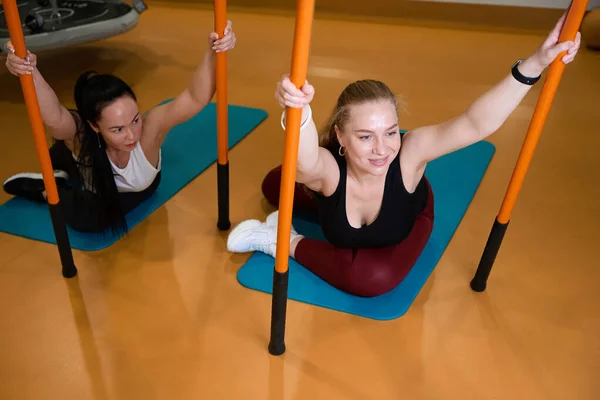 Kvinnor Sportkläder Utför Övningar Med Gymnastikpinnar Använder Bekväma Karimater — Stockfoto