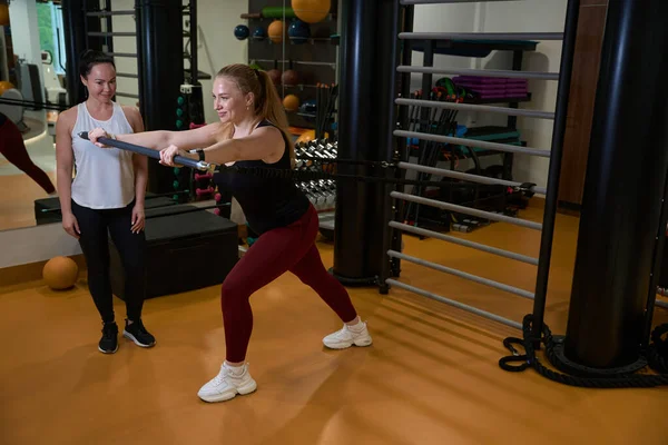 Fitness Entrenador Ayuda Una Dama Realizar Ejercicios Bienestar Mujer Ropa — Foto de Stock