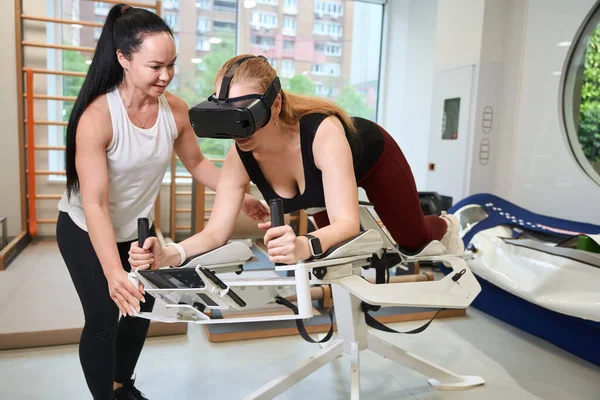 Empleado Clínica Fitness Ayuda Cliente Ejercitarse Simulador Realidad Virtual Mujer — Foto de Stock