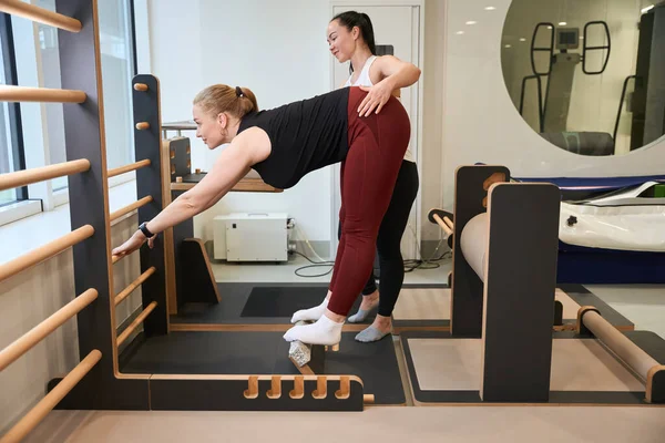 Joven Entrenador Fitness Ayuda Una Mujer Rubia Realizar Ejercicios Estiramiento — Foto de Stock