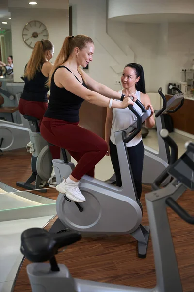 Fitness Trainer Leidt Een Workout Voor Een Klant Van Een — Stockfoto