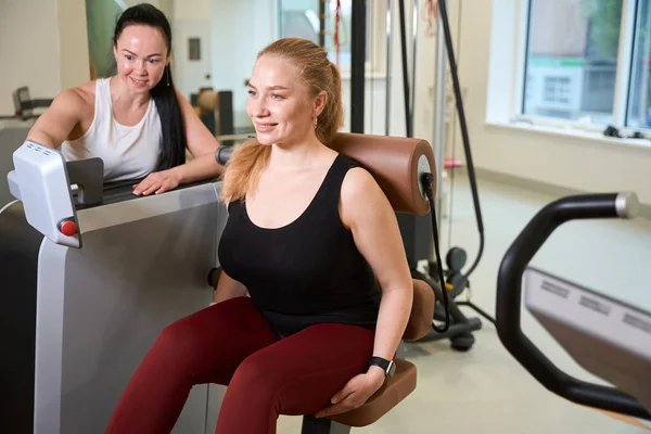 Fitness Trainer Estudia Rendimiento Del Cliente Monitor Del Simulador Mujer — Foto de Stock