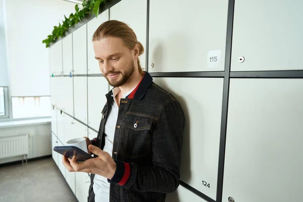 Guy Casual Clothes Standing Lockers Coworking Space Male Texting Phone — Stock Photo, Image