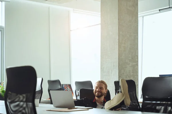 Guy Sitzt Gemütlich Mit Einem Laptop Coworking Legt Seine Füße — Stockfoto