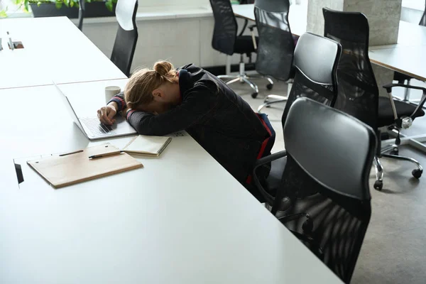 Fáradt Alkalmazott Elszundikált Laptopnál Munkahelyen Egy Coworking Térben Szoba Világos — Stock Fotó
