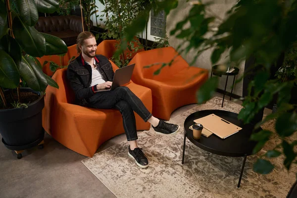 Skäggig Hane Ligger Loungen Med Laptop Bredvid Det Soffbordet Finns — Stockfoto