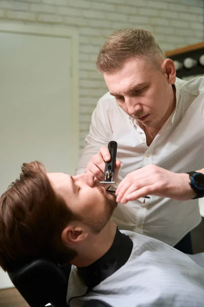 Barber Blond Man Shaves Beard Handsome Man Barbershop Specialist Uses — Stock Photo, Image