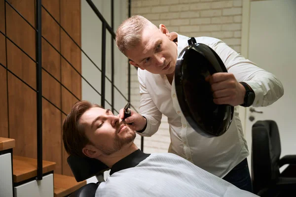 Cliente Bonito Uma Consulta Uma Barbearia Ele Comunica Com Mestre — Fotografia de Stock
