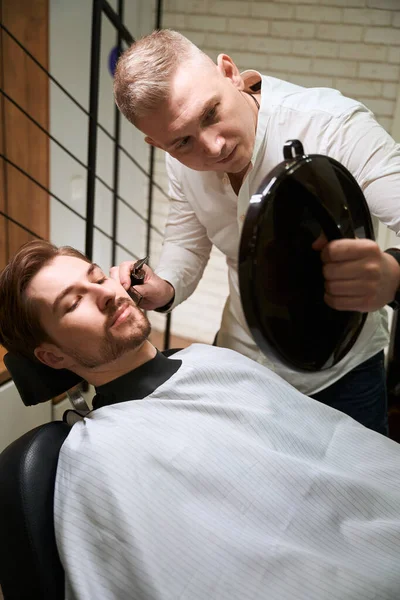 Modern Young Man Consultation Barbershop Communicates Master Looks Mirror — Stock Photo, Image