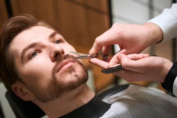 Barbeiro Experiente Trabalho Aliciando Clientes Barba Bigode Profissional Usando Tesoura — Fotografia de Stock