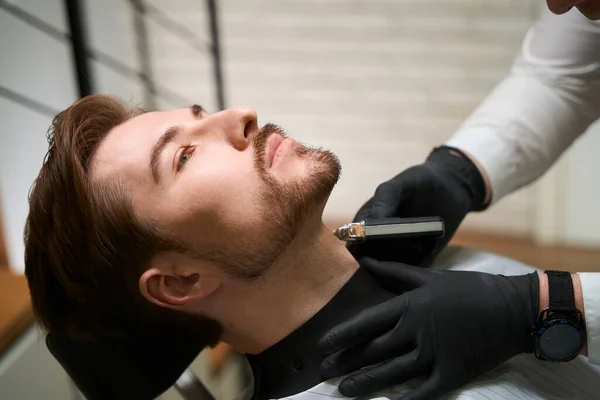 Cliente Uma Barbearia Procedimento Cuidado Barba Mestre Trabalha Luvas Protetoras — Fotografia de Stock