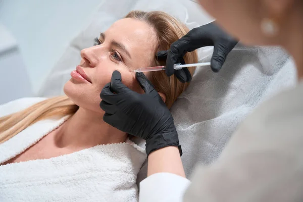 Female Blonde Gets Rejuvenating Injection Her Cheeks Esthetician Uses Thin — Stock Photo, Image