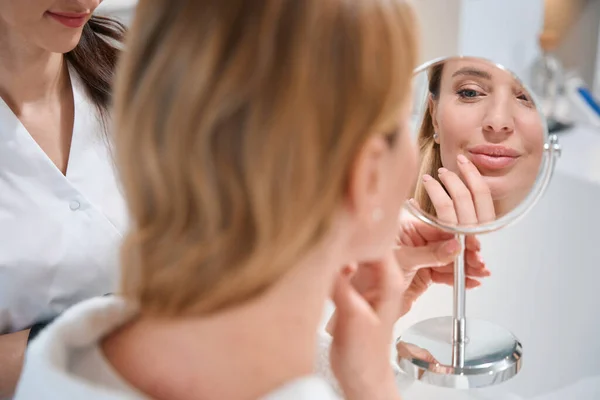 Client Cosmetology Clinic Examines Her Face Mirror Consultation Esthetician — Stock Photo, Image