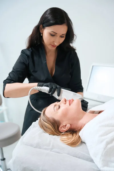 Female Esthetician Performs Hardware Rejuvenation Procedure Client Comfortably Located Cosmetology — Stock Photo, Image