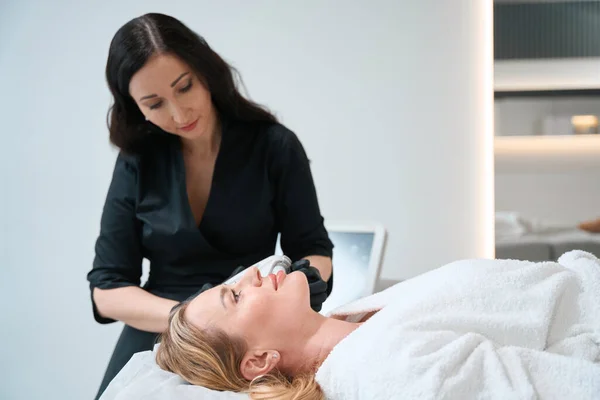 Young Employee Performs Hardware Rejuvenation Procedure Client Comfortably Settled Cosmetology — Stock Photo, Image
