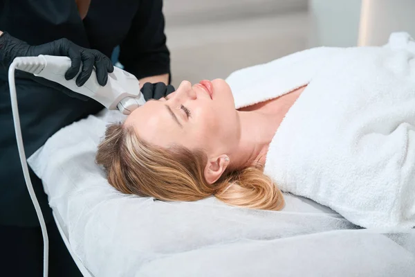 Blonde Woman Having Hardware Facial Skin Tightening Procedure Cosmetologist Uses — Stock Photo, Image