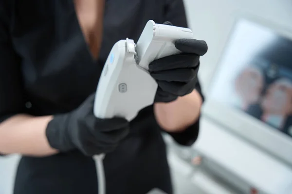 Kvinnan Håller Sina Händer Apparat För Att Utföra Föryngrande Procedur — Stockfoto