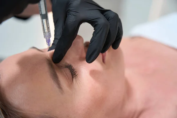 Cosmetologist Black Gloves Makes Beauty Injections Client Specialist Uses Thin — Stock Photo, Image