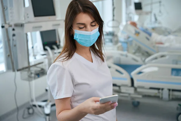 Konzentrierte Ärztin Die Mit Ihrer Patientin Auf Dem Smartphone Sms — Stockfoto