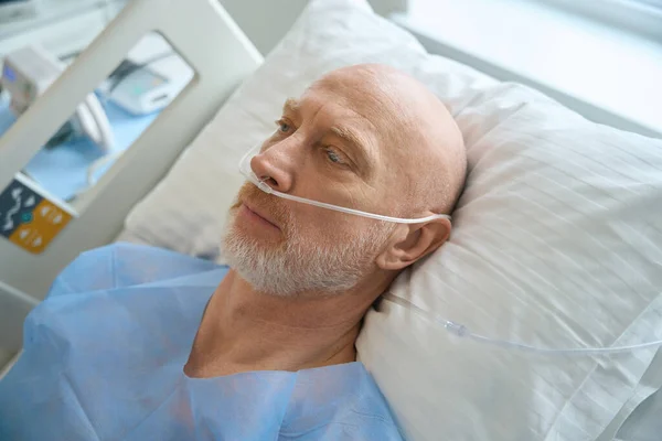 病気の男身に着けています鼻チューブのために呼吸器ヘルプでザ緊急治療室で病院 — ストック写真