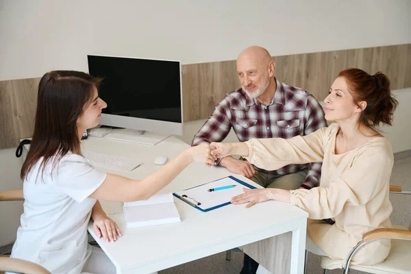 Husband His Beloved Wife Giving Handshake Gynecologist Table Modern Clinic — Stock Photo, Image