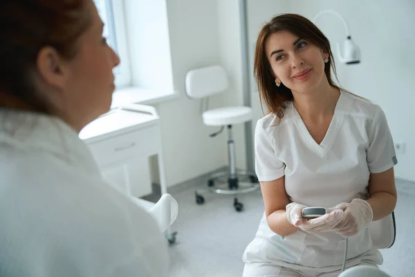Beautiful Woman Doctor Holding Ultrasound Probe Her Hands Diagnosing Patient — Stock Photo, Image