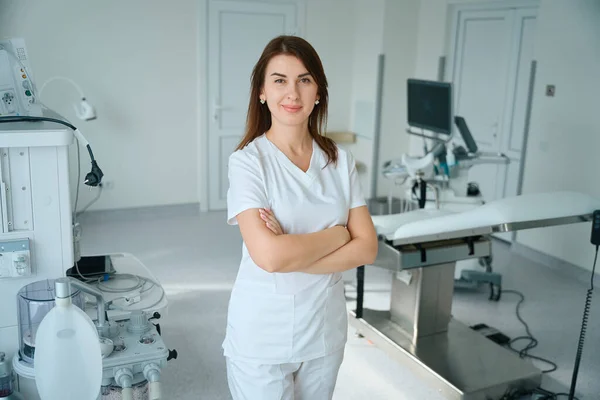 Kvinnlig Specialist Medicinsk Uniform Stående Sjukhusrummet För Hälsokontroll — Stockfoto