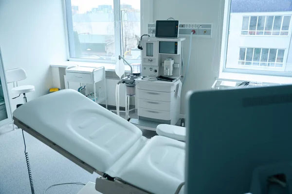 医院的橱柜配备了妇科椅 麻醉仪器和各种医疗器械 — 图库照片