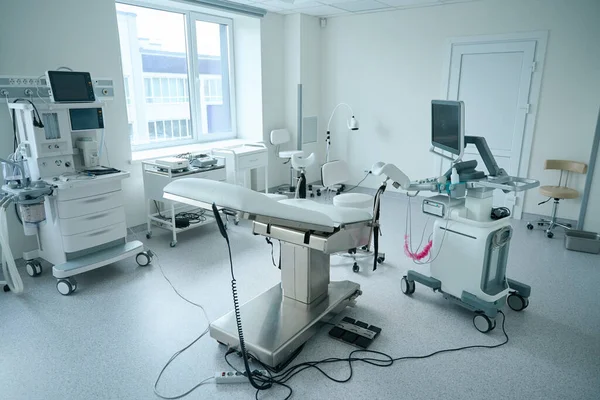 Kabinettinnenraum Mit Gynäkologischem Stuhl Ultraschallgerät Und Verschiedenen Medizinischen Geräten Krankenhaus — Stockfoto