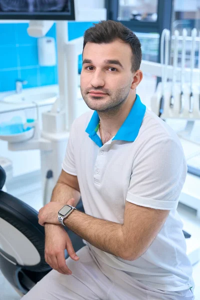 Dentysta Pracy Krześle Dentystycznym Nowoczesny Sprzęt Wokół — Zdjęcie stockowe