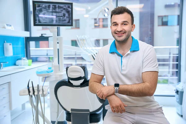 Diş Muayenehanesinde Çalışan Gülümseyen Adam Doktorun Akıllı Bir Saati Var — Stok fotoğraf