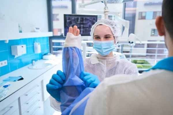 Young Assistant Surgical Uniform Prepares Surgeon Operation She Puts Disposable — Stock Photo, Image