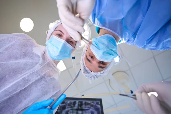 Manlig Kirurg Håller Speciell Kirurgisk Nål Sina Händer Kvinnlig Assistent — Stockfoto