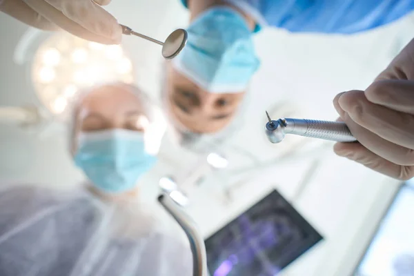 Lekarz Dentysta Lustrem Dentystycznym Rękach Miejscu Pracy Sali Operacyjnej Asystentka — Zdjęcie stockowe