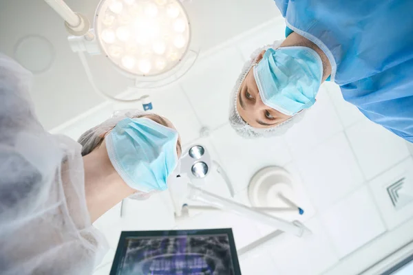 Ameliyathanede Asistanı Olan Bir Cerrah Var Oda Steril Aydınlık — Stok fotoğraf