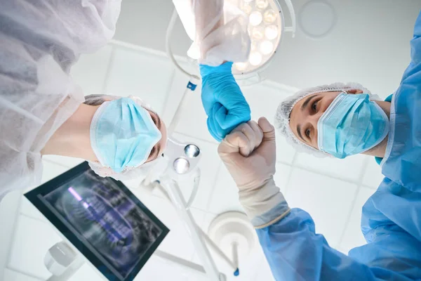 Хирург Стоматолог Приветствует Ассистента Операционной Людей Медицинской Форме Защитных Перчатках — стоковое фото