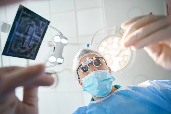 外科医生带着特殊的镜片在手术室里 房间又轻又无菌 — 图库照片