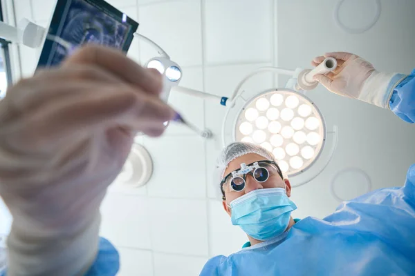手术室里有穿着医疗制服和特殊眼镜的外科医生 房间又轻又无菌 — 图库照片