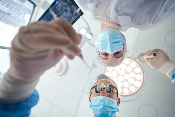 外科医生在手术室的工作场所配备了一名助手 医生使用特殊的镜片 — 图库照片