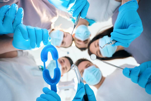 手に歯科器具を持つ5人の歯科医 医療用制服を着た医師のチーム — ストック写真