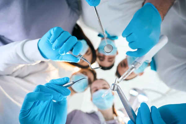 Elinde Özel Aletler Olan Beş Dişçi Tıbbi Üniformalı Koruyucu Eldivenli — Stok fotoğraf