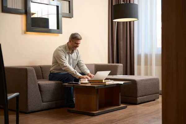 Smiling Man Working Remotely Computer While Sitting Sofa Cozy Living — Stock Photo, Image