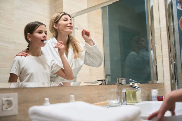 Ibu Dalam Mantel Putih Dan Gadis Berdiri Dekat Cermin Dan — Stok Foto