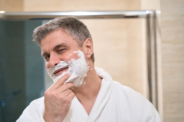Homem Sorridente Casaco Branco Vai Fazer Barba Hotel Olhando Para — Fotografia de Stock